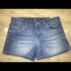 2 Levi’s shorts